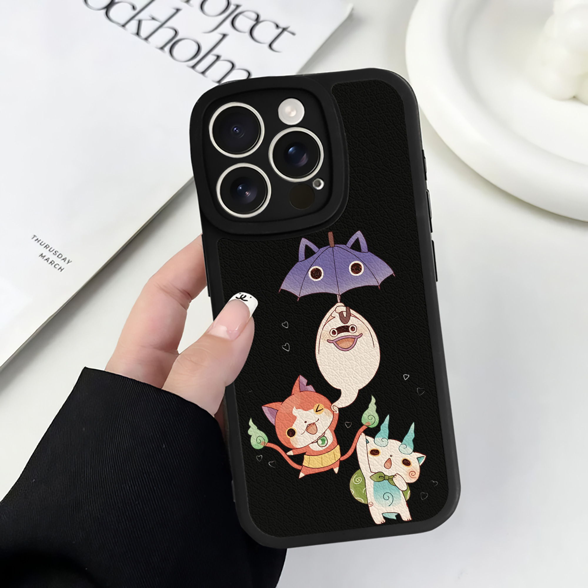 （画像用） 妖怪ウォッチ Yo-kai Watch 【iPhone 16シリーズ対応】シリコンスマホケース（レザー調） 材質：シリコン